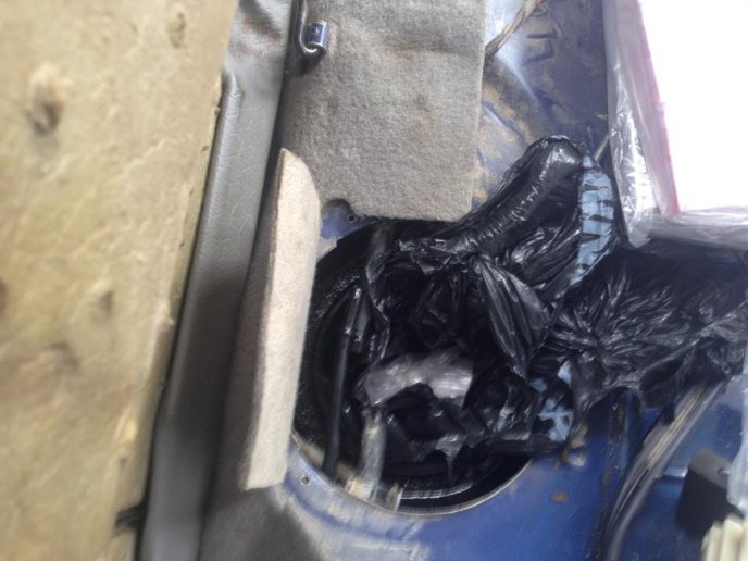 Чоловік позбувся на кордоні автомобіля, намагаючись перевезти майже 150 пачок сигарет – 04