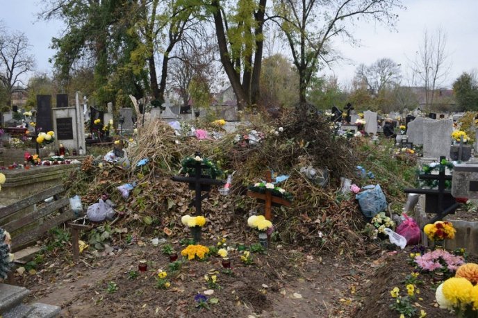 Гори сміття: як виглядає кладовище після Дня пам’яті – 02