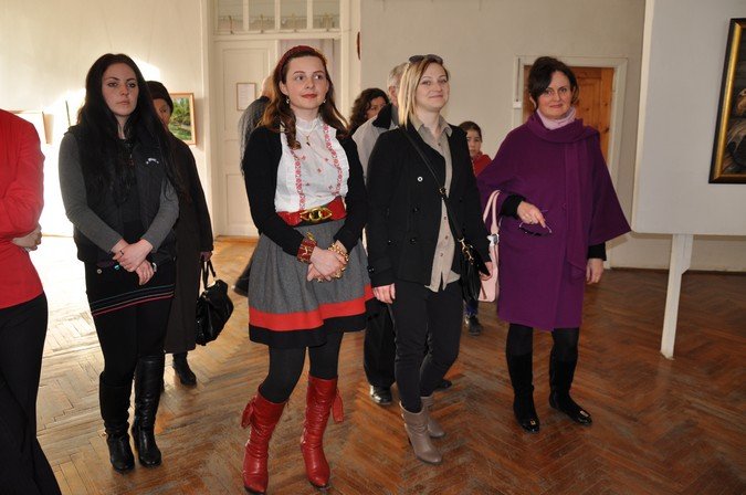 У Мукачівській картинній галереї відкрили виставку до Міжнародного жіночого дня (ФОТОРЕПОРТАЖ) – 04