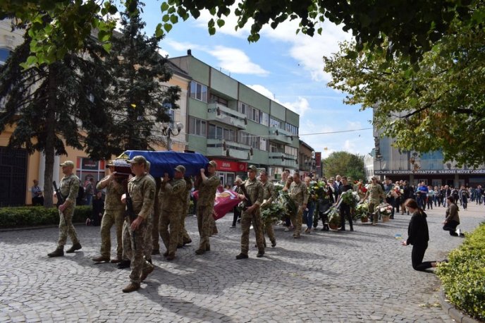 На Закарпатті, стоячи на колінах, проводжали в останню путь Героя – 08