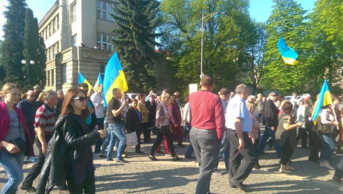 Під стінами Закарпатської ОДА зібрався мітинг. Люди викрикують звернення до Геннадія Москаля – 04