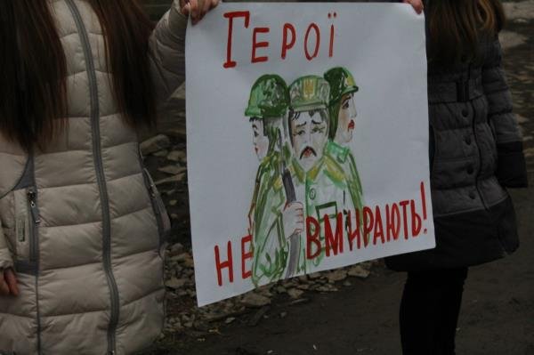 На колінах зі сльозами на очах полеглого "кіборга" зустріли мешканці рідної Ільниці (ФОТО) – 01