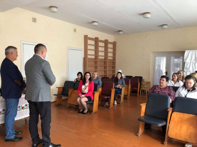 Народний депутат Василь Петьовка привітав працівників освіти Тячівського та Рахівського районів з професійним святом  – 03