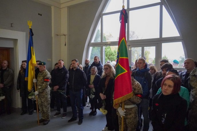 На Закарпатті попрощались із Героєм, який захищав Україну з початку повномасштабного вторгнення – 09 На Закарпатті попрощались із Героєм, який захищав Україну з початку повномасштабного вторгнення – 09