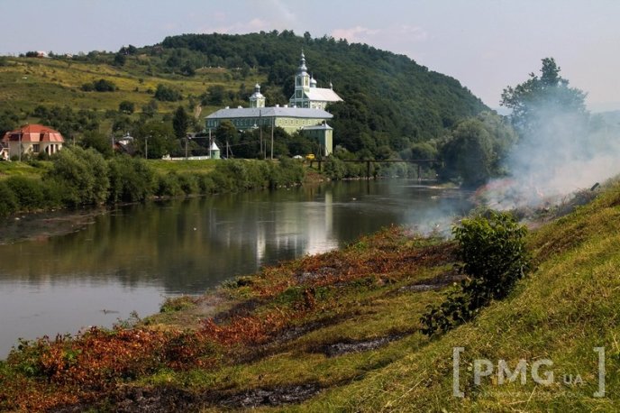 Окрім спеки, відпочивальників у Мукачеві "добиває" дим  – 01