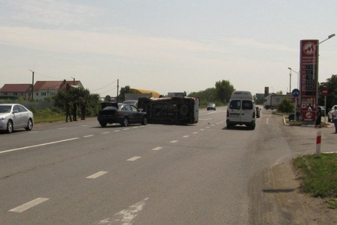 В Ужгороді поблизу Маркета сталася аварія: є постраждалі – 05