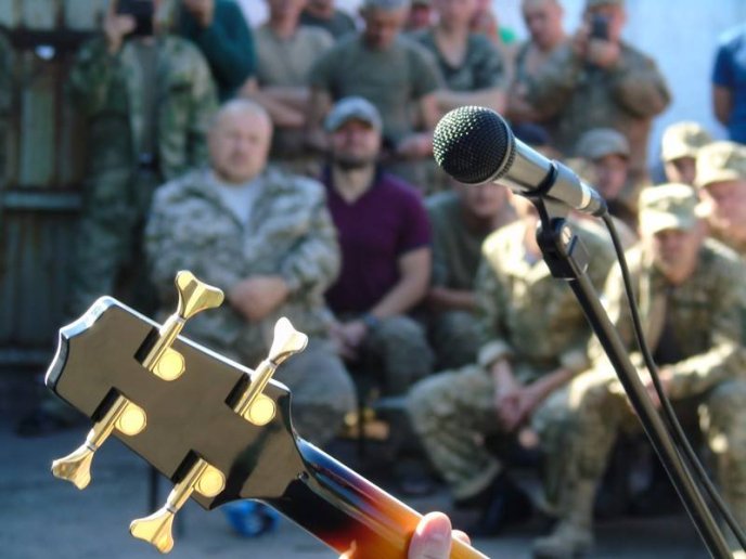 Музиканти з Києва та Хмельниччини виступили перед бійцями 128-ої бригади – 06