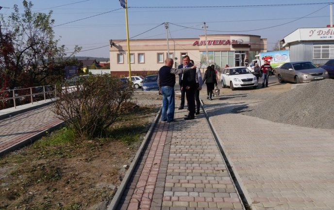 В Ужгороді завершуються роботи з ремонту благоустрою міської поліклініки – 03 В Ужгороді завершуються роботи з ремонту благоустрою міської поліклініки – 03