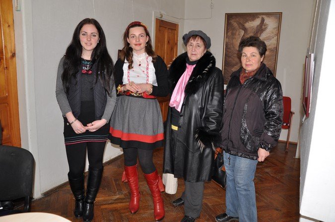 У Мукачівській картинній галереї відкрили виставку до Міжнародного жіночого дня (ФОТОРЕПОРТАЖ) – 02