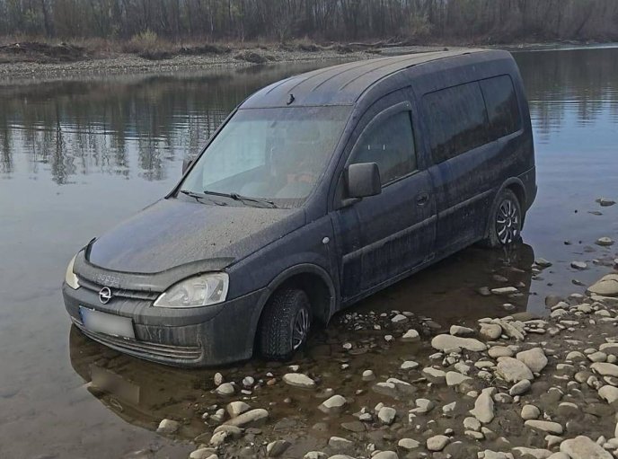 Підозрюваний залишив авто на березі річки / фото: Поліція Закарпаття