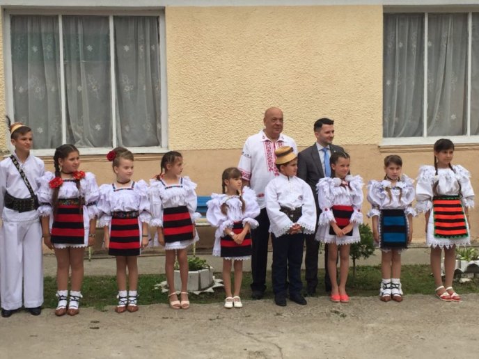 На Рахівщині в румунськомовній школі відкрили бюст видатному поету Міхаю Емінеску – 05