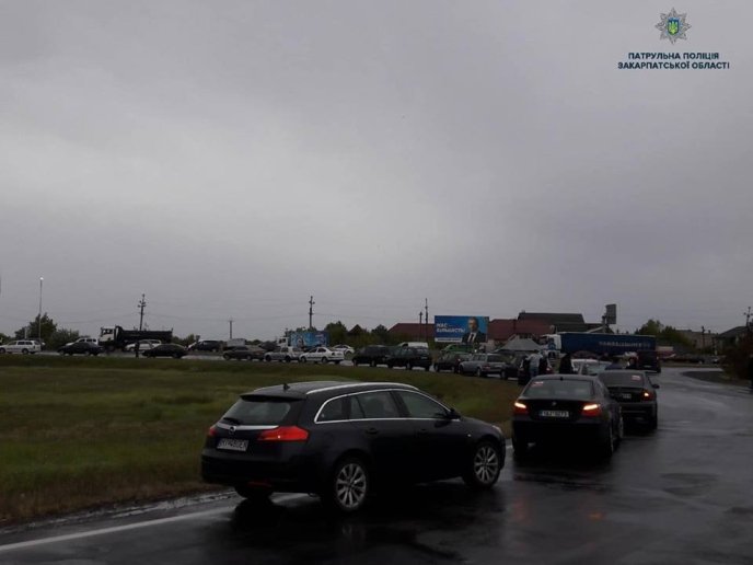 На виїзді з Ужгорода було ускладнено рух транспорту: мітингували власники "євроблях" – 03