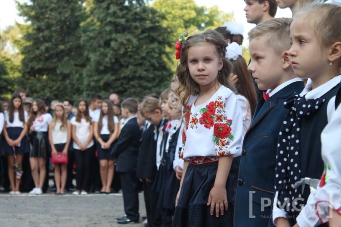 НВК "Гармонія" урочисто відзначила свято Першого вересня лінійкою у вишиванках – 38