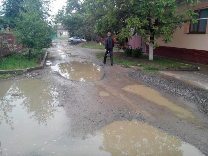 У Росвигові в районі місцевого ринку автомобілі практично тонуть у болоті, а пройти пішоходам неможливо (ФОТО) – 08