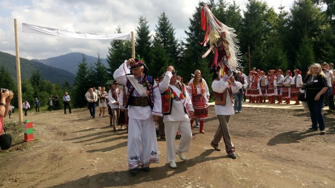 На колоритну "Закарпатську свальбу" прийшло кілька тисяч гостей – 07