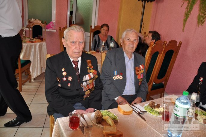 Мер Мукачева випив з ветеранами "фронтові" 100 грам (ФОТО) – 08