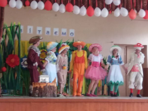 Школярам Рахова та Солотвина показали казку «Жила-була Сироїжка» – 06