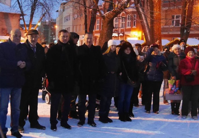 Біля колишньої ужгородської синагоги урочисто запалили ханукальну менору – 04