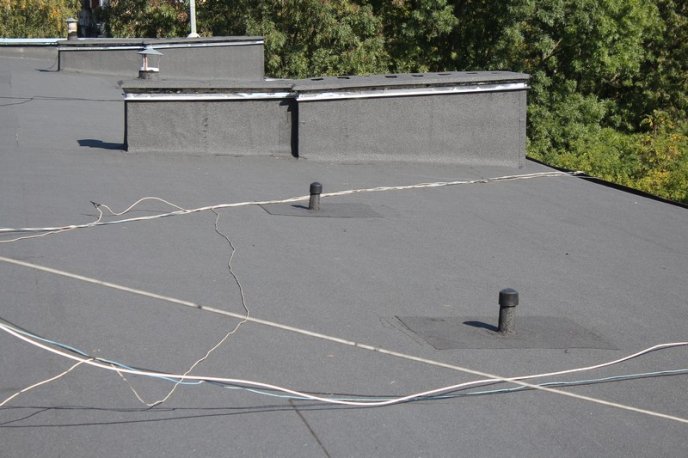 У Мукачеві ремонтують дахи на чотирьох багатоповерхівках – 09