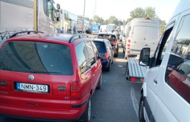 На кордоні із сусідньою країною величезні черги – 08