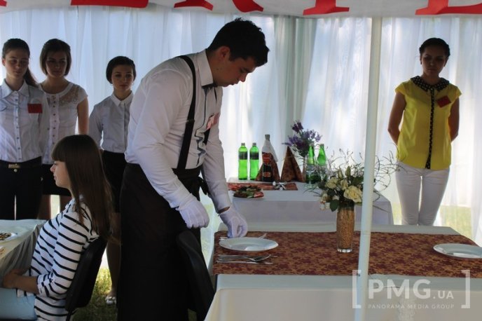 Студенти Мукачівського торговельно-економічного коледжу показали як правильно працювати в ресторанах – 06
