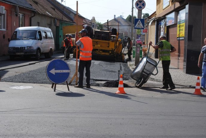 В Мукачеві асфальтують вулицю Івана Франка (ФОТО) – 04