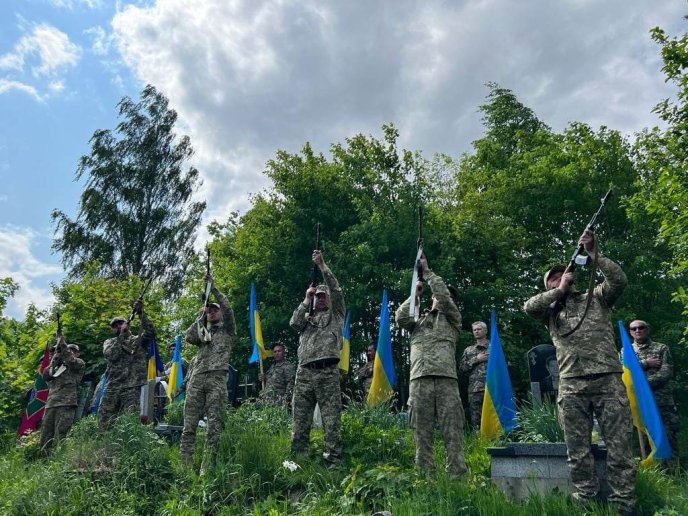 У Героя залишились 2 донечки: на Закарпатті поховали захисника – 04 У Героя залишились 2 донечки: на Закарпатті поховали захисника – 04
