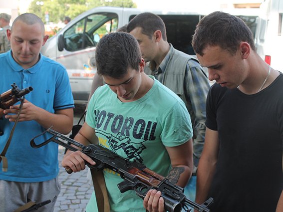 Закарпатські правоохоронці влаштували виставку зброї – 01