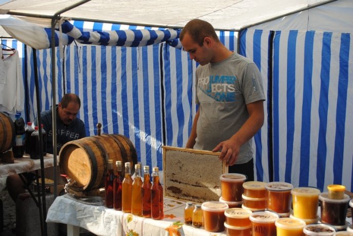 Пасічники з усієї України з’їхались на медову ярмарку в Мукачево (ФОТО) – 03