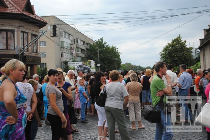 Сьогодні Мукачево мітингувало: сотні жінок перекрили дорогу та вимагали не забирати чоловіків у армію (ФОТО) – 38