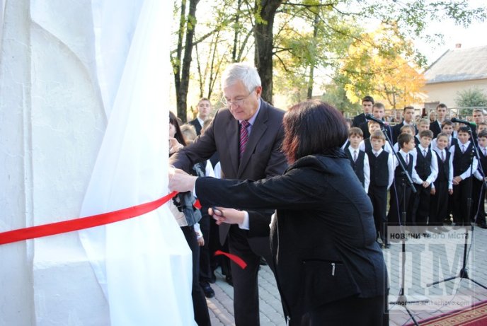 В час кризи у Мукачеві відкрили ще один пам’ятник Тарасу Шевченку (ФОТОРЕПОРТАЖ) – 07
