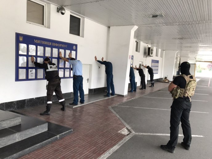 На КПП "Тиса" СБУ затримали прикордонників та митників, які вимагали гроші від водіїв українських мікроавтобусів з Італії, – ЗМІ – 01