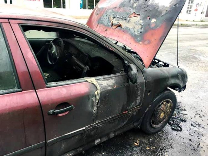 Посеред вулиці загорілась "Skoda Octavia" – 02