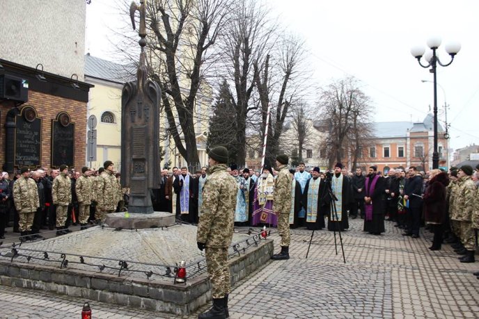 Пам’ять воїнів-інтернаціоналістів вшанували в центрі Мукачева – 01