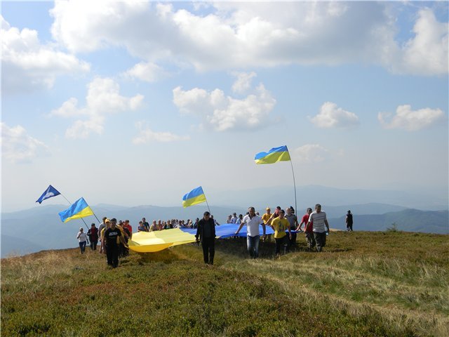 Голова Мукачівської РДА взяв участь у сходженні на полонину Кук та піднятті на ній державного прапору (ФОТО) – 07
