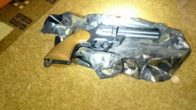 У озброєного жителя Воловеччини поліція вилучила дві гранати та три пістолети – 03 У озброєного жителя Воловеччини поліція вилучила дві гранати та три пістолети – 03