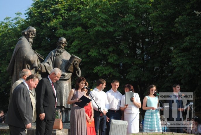 У центрі Мукачева відбувся урочистий парад випускників (ФОТО) – 24