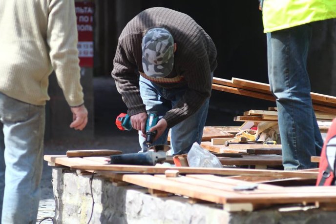 У центрі Мукачева комунальники оновлюють лавки – 05