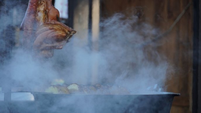 Банош, глінтвейн, бограч, палинка, рулька: чим пригощають на фестивалі "Червене вино 2022" – 09