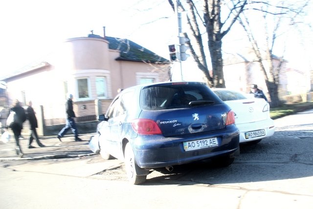 ДТП у центральній частині Ужгорода: не розминулися "Пежо" і "Мазда" (ФОТО) – 02 ДТП у центральній частині Ужгорода: не розминулися "Пежо" і "Мазда" (ФОТО) – 02