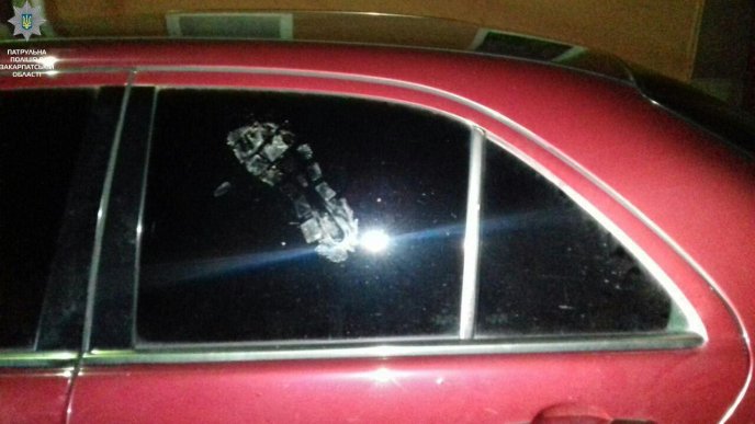 У Мукачеві невідомі розбили скло на автомобілі: зловмисники залишили сліди крові в салоні таксі – 02