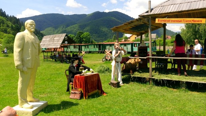 На фестивалі в Колочаві Москаль пригощав туристів ріплянкою власного виробництва – 03