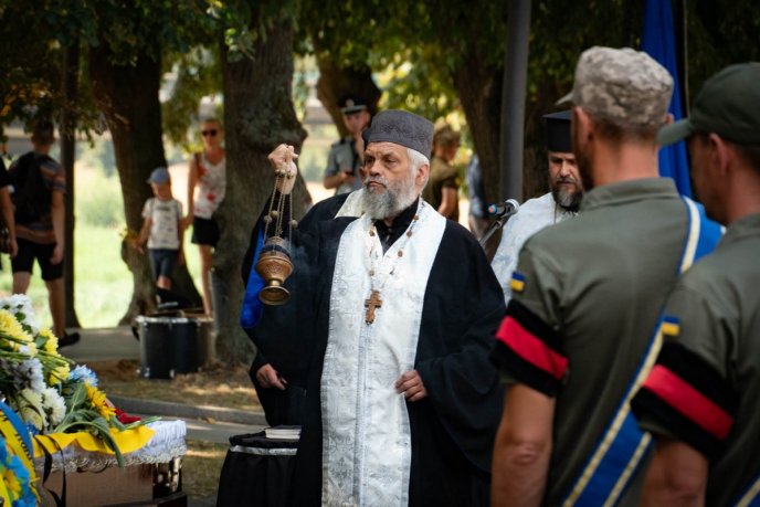 Залишились дружина та дві доньки: в області поховали захисника, життя якого обірвалось – 07