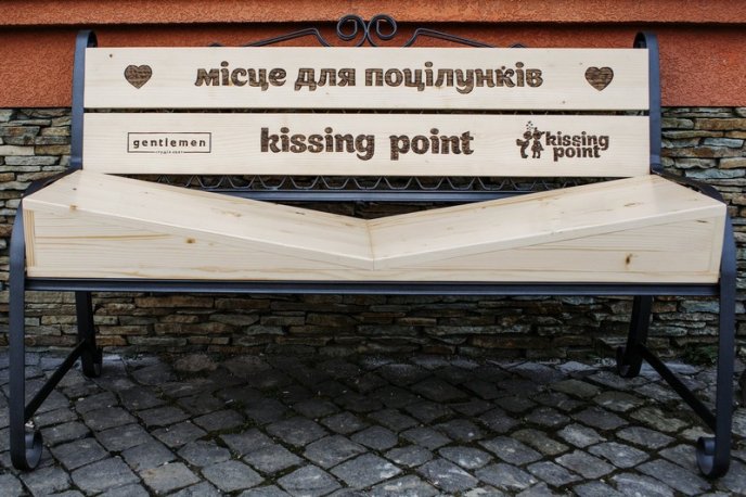 В Ужгороді з’явилося місце для поцілунків – "лавиця кохання" – 04