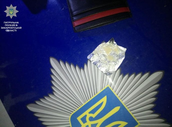 Вночі на вулицях Мукачева одразу в кількох чоловіків знайшли наркотики – 01
