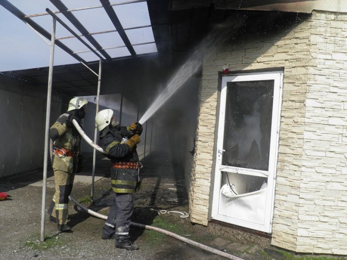 На території одного з ужгородських ринків згорів магазин електротоварів – 01 На території одного з ужгородських ринків згорів магазин електротоварів – 01