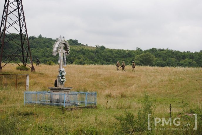 З’явилось фото із села Бобовище, де спецпризначенці оточили бійців "Правого сектору" – 08 З’явилось фото із села Бобовище, де спецпризначенці оточили бійців "Правого сектору" – 08