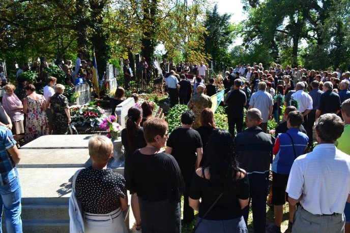 У Берегові попрощались із юнаком, який у день свого народження загинув у зоні АТО (ФОТО) – 03