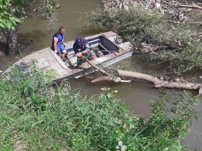 Сотні пляшок та повалені дерева: на Берегівщині розчищали річку – 02