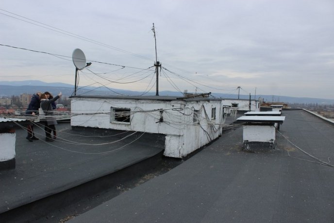 В Ужгороді жителі багатоповерхівки на вулиці Минайській оновили дах будинку – 09